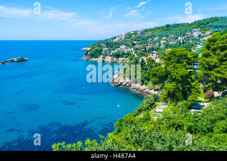 Der Blick von Kalaja Burg an der malerischen Küste mit grünen Garten, Feriendörfer und winzigen Inselchen, Ulcinj, Montenegro. Stockfoto