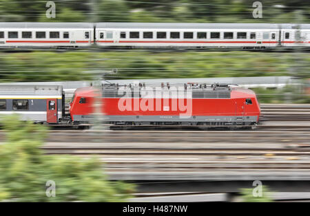 Deutschland, Baden-Wurttemberg, Stuttgart, Lokomotiven, Züge, Gleise, Unschärfe, Stockfoto