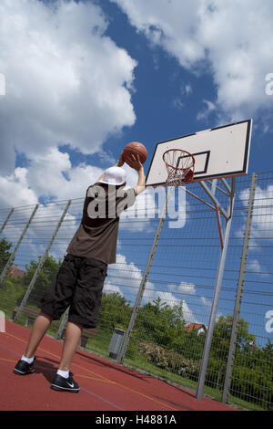 Jugendliche, junge, Basketball spielen, Stockfoto