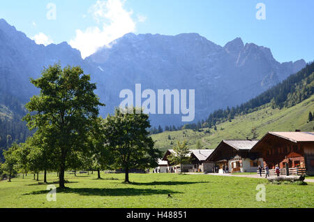 Österreich, Tirol, eng, Fissura Tal, Naturschutzgebiet, große Ahorn Boden, Karwendelgebirges, Bauernhäuser, Stockfoto