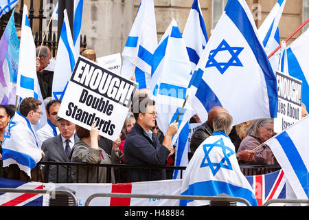 Unterstützer Israels halten einen Zähler-Protest in Reaktion auf eine propalästinensische Demonstration vor Downing Street Stockfoto