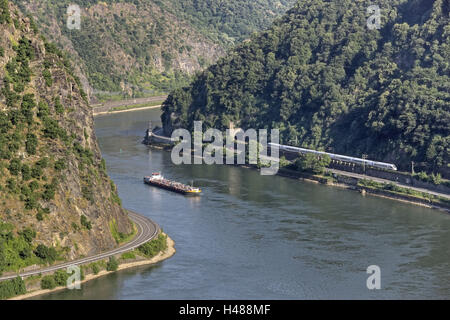 Deutschland, Rheinland-Pfalz, Loreley, St. Goarshausen, Fluss, Tal des Flusses, Zug, Tunnel, Schiff, Stockfoto