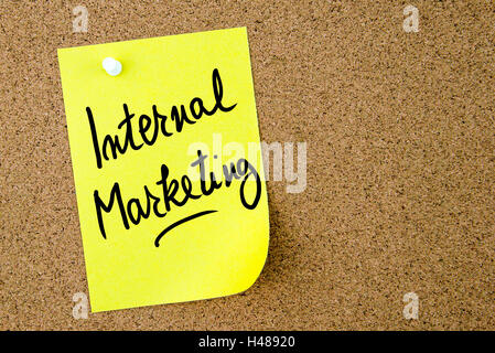 Interne Marketing Text auf gelbem Papier Hinweis auf Pinnwand mit weißen Reißzwecke festgesteckt. Firmen-Konzept-image Stockfoto