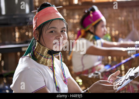 Myanmar, Shan-Staat, Region Inle-See, Dorf Inle, Berg Stamm Padaung, Kekawngdu und Kayan, Kare, "Long Neck Karen", 'Giraffe Hals Frauen', in der Webmaschine Stockfoto