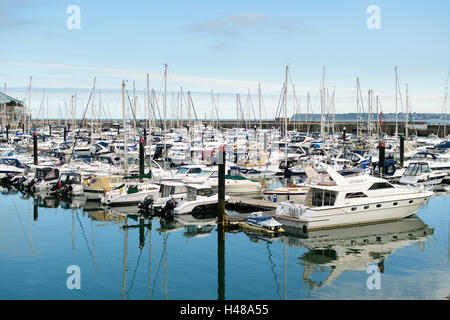 Torquay, Devon, UK - 6. September 2016: Boote im Hafen von Torquay an der englischen Riviera. Stockfoto