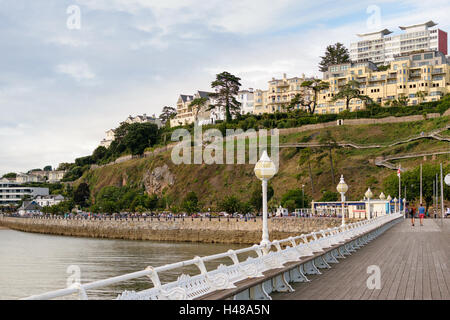 Torquay, Devon, UK - 6. September 2016: Ansicht von Torquay Bucht mit Menschen zu Fuß auf dem Princess-Pier. Stockfoto