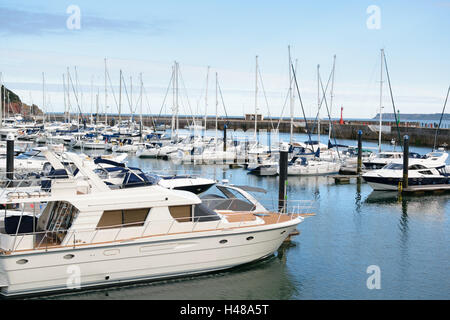 Torquay, Devon, UK - 6. September 2016: Boote im Hafen von Torquay an der englischen Riviera. Stockfoto