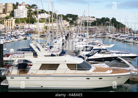 Torquay, Devon, UK - 6. September 2016: Boote im Hafen von Torquay an der englischen Riviera. Stockfoto