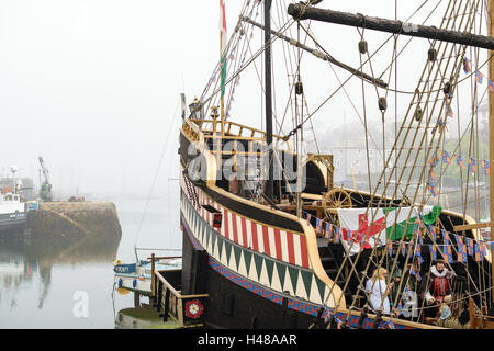 Brixham, Devon, England, UK - 7. September 2016: Touristen besuchen das Replikat der Golden Hind im Hafen von Brixham. Stockfoto