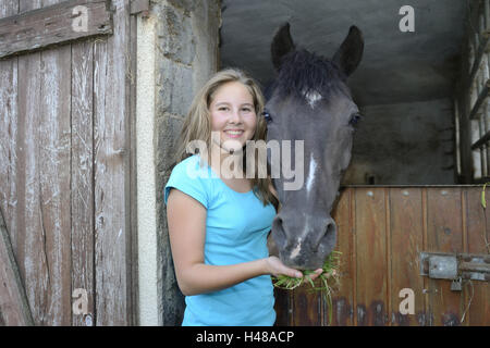 Teenager-Mädchen, Pferd, Arabo-Haflinger, Porträt, Rückfahrkamera, Stockfoto