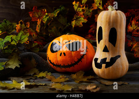 Halloween traditionelle Jack-o-Laterne und Blätter fallen. Symbol für Halloween Kürbis Hintergrund lächelt. Stockfoto