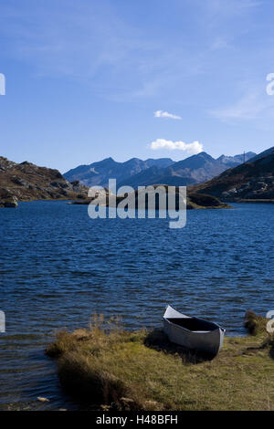 Schweiz, Bündner, Rhein Holz, San Bernardino pass, pass Höhe, 2066 m, Lago Moesola, Ufer, Boot, Stockfoto