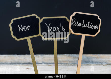 Motivierende Botschaft New Years Resolutionen auf hölzernen Mini Tafel Etiketten mit Kreide geschrieben Stockfoto