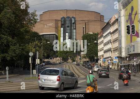 Deutschland, Bayern, München, Straßenszene, Kulturzentrum Gas Teig, Stadt, Teil Stadt, Haidhausen, Straße, Verkehr, Autos, Motorroller, Verkehr, Gebäude, Kulturpalast, Bildungszentrum, Konferenzzentrum, Struktur, Architektur, Kultur, Ziegel Lehmbau, Stockfoto