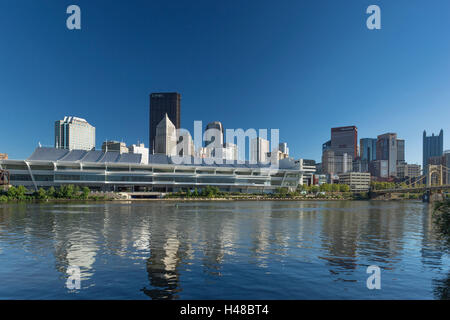 DAVID LAWRENCE CONVENTION CENTER (© RAFAEL VIÑOLY 1999) ALLEGHENY RIVER SKYLINE VON DOWNTOWN PITTSBURGH PENNSYLVANIA USA Stockfoto