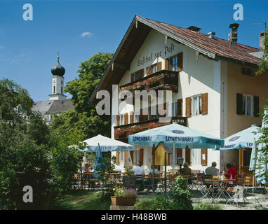 Deutschland, Oberbayern, Jachenau, Gasthaus zur Post, Restaurant-Terrasse, Gäste, summers, Bayern, Dorf, Ort, Haus, Wohnhaus, Restaurant, Bar, Sonnenterrasse, Person, Gastronomie, Kirche, Pfarrkirche, Kirchturm, ländlich, Reiseziel, Tourismus, Stockfoto