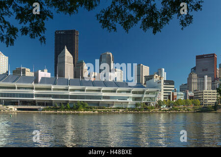 DAVID LAWRENCE CONVENTION CENTER (© RAFAEL VIÑOLY 1999) ALLEGHENY RIVER SKYLINE VON DOWNTOWN PITTSBURGH PENNSYLVANIA USA Stockfoto