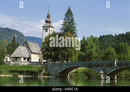 Slowenien, Nationalpark Triglav Ribcev Laz, lokale Ansicht, Kirche, Sveti Janez Krstnik, Berge, Naturschutzgebiet, Berglandschaft, Ort, Fluss, Brücke, steinerne Brücke, Pfarrkirche, Ort von Interesse, Reiseziel, Tourismus, Stockfoto