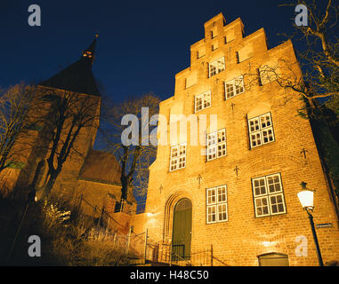 Deutschland, Schleswig - Holstein, Mölln, Altstadt, altes Rathaus, Nikolaikirche, Abend, Beleuchtung, Stadt, Innenstadt, Altstadt flanieren, Ziege Markt, Rathaus, Gebäude, Kirche, Mittelalter, Laterne, Dusk, niemand, Stockfoto