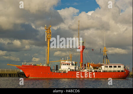 Deutschland, Niedersachsen, Cuxhaven, Feuerschiff, bewölkter Himmel, Norddeutschland, Hafen, Bootssteg, Schiff, Museumsschiff, Museum, Tourismus, Ort von Interesse, Ausflug, Navigation, Wolken, Stockfoto