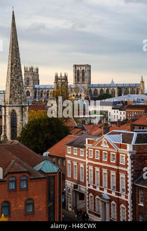 Blick von oben von Clifford es Tower in Richtung Fairfax House und York Minster, York Stockfoto