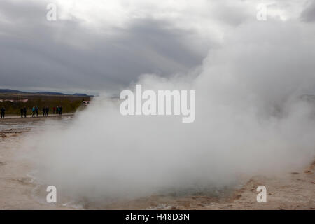 Dampf steigt aus der Strokkur Geysir Geysir Island Stockfoto