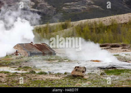 Dampf steigt aus geothermalen Hotspots und kleine Smidur Geysire in Geysir Website Island Stockfoto