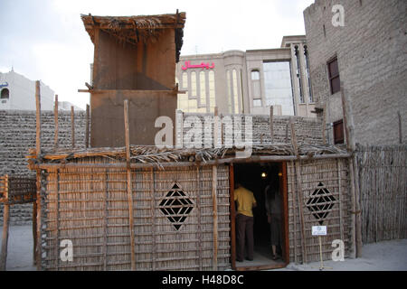 Vereinigte Arabische Emirate, Dubai, Museum, Wohn-Haus, historisch, Stadt, Besucher, Ziel, Ort von Interesse, Tourismus, Kultur, Gebäude, Architektur, Strohhütte, Hütte, Haus, Fenster, Turm, Belüftung, Bauweise, Tourist, Person, Stockfoto