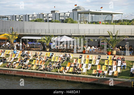 Deutschland, Berlin, Strand schwimmen, Büro der Bundeskanzler Ludwig Erhard Ufer, Tourist, kein Model-Release, Europa, Stadt, Hauptstadt, Stadt Teil, Palmen, Sonnenschirme, Liegestühle, Menschen, die Spree Spree-Ufer, Tourist, entspannen, Rest, Großstadt Atmosphäre, touristische, touristische Attraktion, Ausflug, Ziel, Szene, Bühne Club, Promenade, Person, Stockfoto