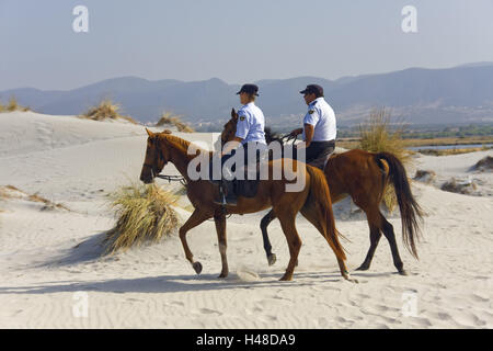 Italien, Sardinien, Porto Pino, Dünen, berittene Polizei, Patrouille, Meer, Europa, Süd, Europa, Insel, Sandstrand, Südwest-Küste, Küste, Strand, Sand, sandigen Strand, Dünen Landschaft, Landschaft, Person, Polizist, Polizisten, zwei, Vertreter des Gesetzes, Fahrt, Klebeband, Polizei Klebeband, Kontrollen, Pferde, blutet, Fahrt, Mittelmeer, Vorschau, Stockfoto