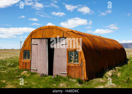 alten rostigen Nissen-Hütte auf Ackerland in Island Stockfoto