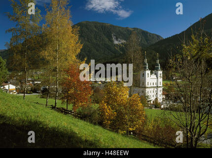 Österreich, Tirol, Brixen im Thale, lokale Ansicht, Herbst, Brixental, Ort, Häuser, Wohnhäuser, Kirche, Pfarrkirche, Ort von Interesse, Reiseziel, Tourismus, Stockfoto