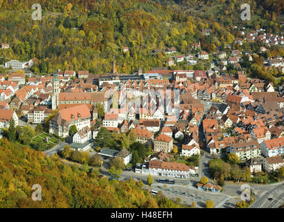 Deutschland, Baden-Wurttemberg, Bad Urach, Luftbild Aufnahmen, keine Property-Release, lokale Übersicht, Luftkurort, Gebäude, Amanduskirche, Stiftskirche, Kirche, Schloss, Residenz Schloss, Holz, Bäume, Herstfärbung, Saison, Herbst, Stockfoto