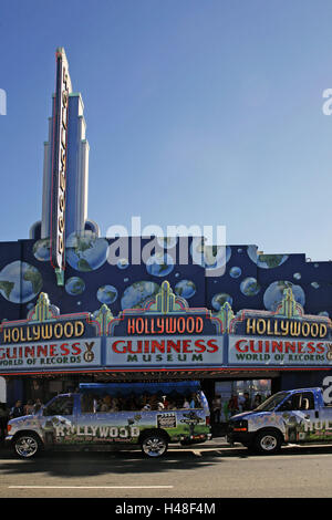 USA, California, Los Angeles, Hollywood, Hollywood Blvd., Guinness Museum, Natur, Stadt, Zentrum, Gebäude, Werbung, Straße, Autos, Transporter, Fahrzeuge, Neonlichter, Inschrift, hin-und Rückfahrt, Menschen, Passanten, Touristen, Tourismus, Amerika, Nord Stockfoto