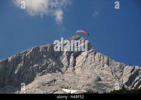 Deutschland, Bayern, Garmisch-Partenkirchen, Alpspitze, Gleitschirm Flugzeug, Sport, Gleitschirm, Luftfahrt, Hobby, Ruhe, Freiheit, Berg, Berggipfel, Himmel, blau, Stockfoto