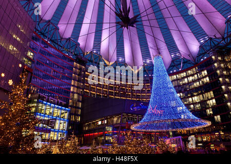 Weihnachten im Sony Center. Weihnachtsmarkt mit Lichterketten, Sony 