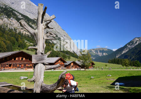 Österreich, Tirol, eng, Fissura Tal, Naturschutzgebiet, große Ahorn Boden, Karwendelgebirges, Bauernhäuser, Stockfoto