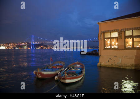 Türkei, Istanbul, mit Üsküdar, Fisch Restaurant Ismet Baba in der Fähranleger in Kuzguncuk mit der 1. Bosporus-Brücke, Stockfoto