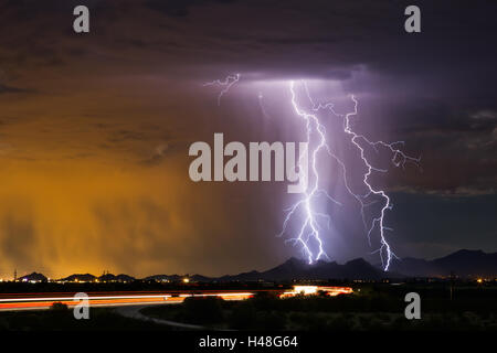 Gewitter mit Blitz in Tucson, Arizona Stockfoto