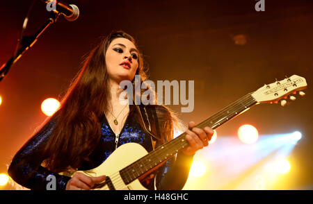 BARCELONA - 7 MAR: Kitty, Daisy und Lewis (R&B, Swing, Blues, Country und Rockabilly Band) im Konzert in Bikini Stadium. Stockfoto