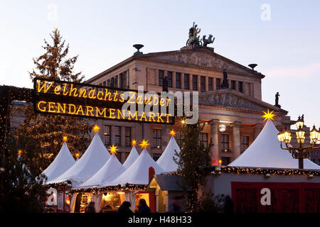 Deutschland, Berlin, Gendarmenmarkt, Weihnachtsmarkt, Abend, Beleuchtung, Dämmerung, Stockfoto