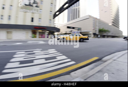 Taxi, Straße, hohe steigt, Zentrum der Stadt Miami, Florida, USA Stockfoto