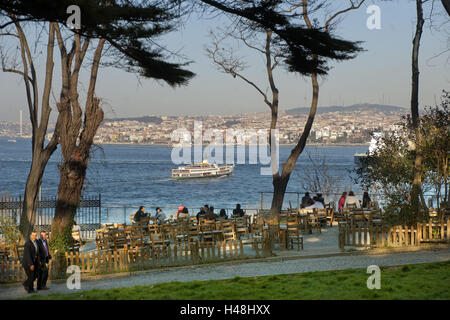 Türkei, Istanbul, Setüstü-Teegarten im Gülhane Park mit Blick auf den Bosporus, Stockfoto