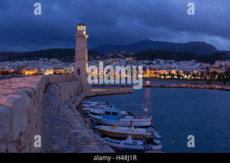 Griechenland, Kreta, Rethymnon, venezianischen Hafen, Leuchtturm, am Abend, Stockfoto