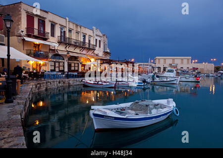 Griechenland, Kreta, Rethymnon, venezianische Hafen, beleuchtet am Abend Stockfoto