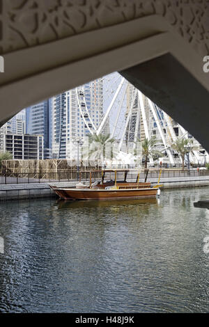 Straße Unterführung und Blick auf "Al Qasba", Vergnügungsviertel, Emirat Sharjah, Vereinigte Arabische Emirate, Arabische Halbinsel, Naher Osten, Asien, Stockfoto