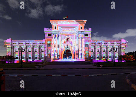 Bunte Beleuchtung der Consultative Council, Sharjah Light Festival, Kuwait Square, Emirat Sharjah, Vereinigte Arabische Emirate, Arabische Halbinsel, Naher Osten, Asien, Stockfoto