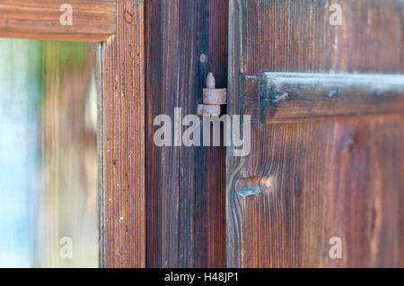 Holzfenster mit Verschluss, gewellt, Detail, Stockfoto