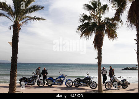 vier Motorräder, Kreuzer, Strand, Palmen, Südfrankreich, Stockfoto