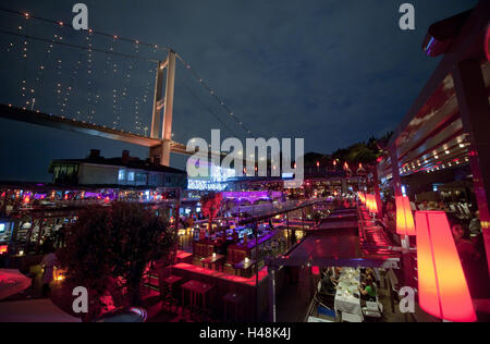 Türkei, Istanbul, Ortaköy, Club Reina, Bühne Bar mit Terrasse am Bosporus, in der Nacht, Stockfoto